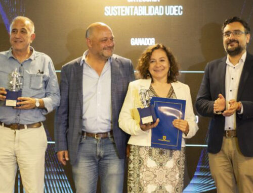 Dr. Cecilia Fuentealba Becerra receives the UdeC Sustainability Award together with the Aislacor team.